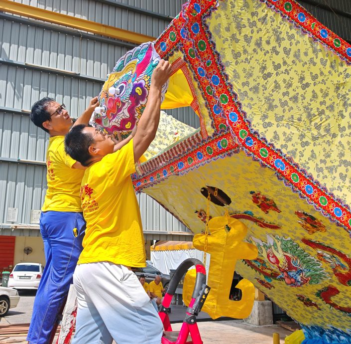 (大北马)吉打默贡斗母宫今年再度打造了全马最大的九皇爷纸扎皇船,恭迎九皇大帝圣驾。