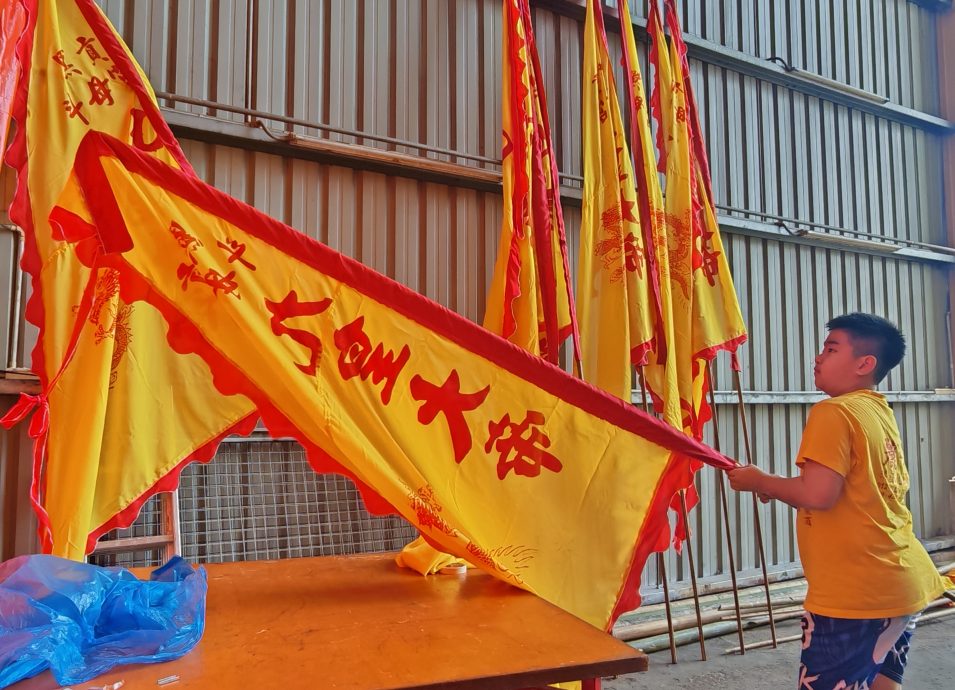 (大北马)吉打默贡斗母宫今年再度打造了全马最大的九皇爷纸扎皇船,恭迎九皇大帝圣驾。