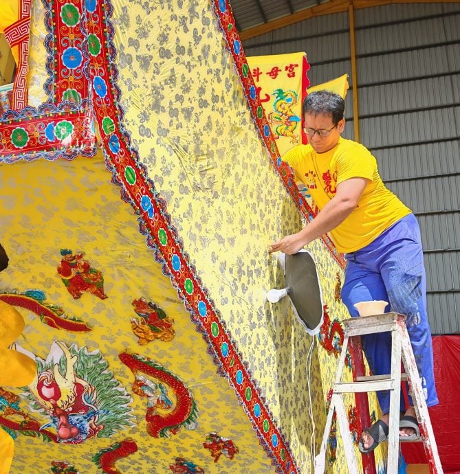 (大北马)吉打默贡斗母宫今年再度打造了全马最大的九皇爷纸扎皇船,恭迎九皇大帝圣驾。