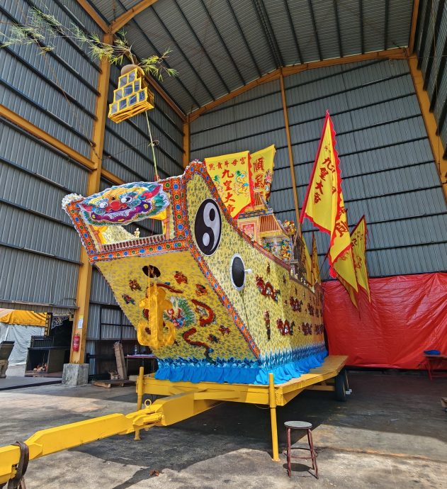 (大北马)吉打默贡斗母宫今年再度打造了全马最大的九皇爷纸扎皇船,恭迎九皇大帝圣驾。