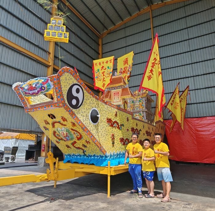 (大北马)吉打默贡斗母宫今年再度打造了全马最大的九皇爷纸扎皇船,恭迎九皇大帝圣驾。