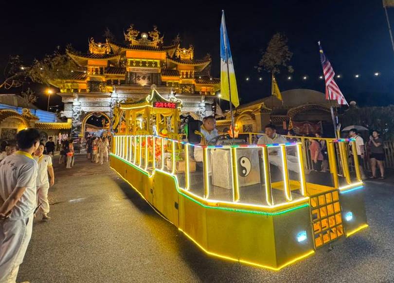 前往北海清洁海滨 威北3斗母宫迎九皇爷