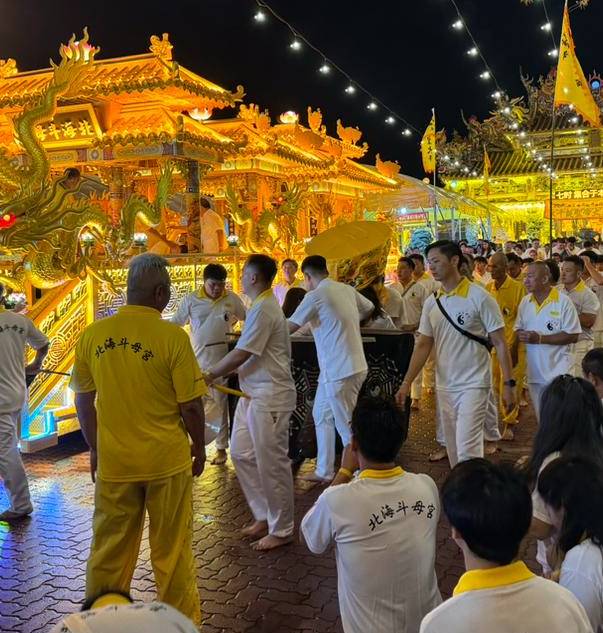 前往北海清洁海滨 威北3斗母宫迎九皇爷