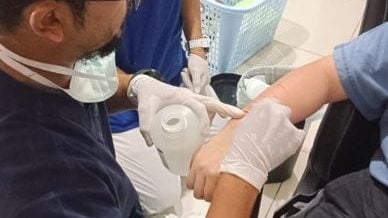 少女反锁房内图自残   消拯员破门而入拯救