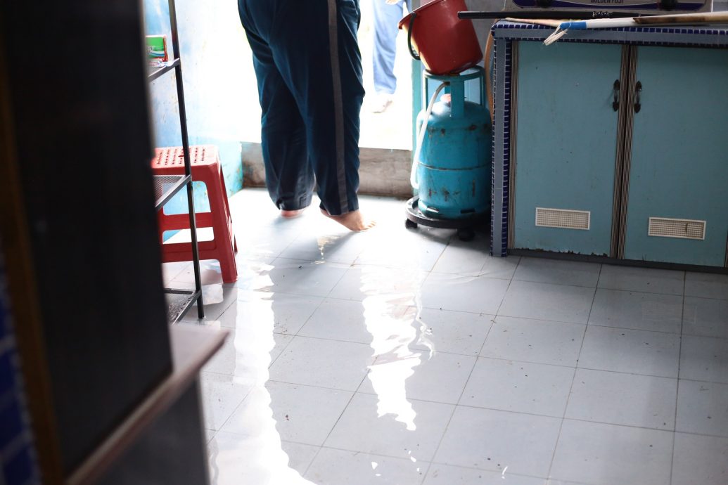 （大北马）暴雨致河水倒灌民宅 罗炜家雨后赴灾区 促排水系统升级