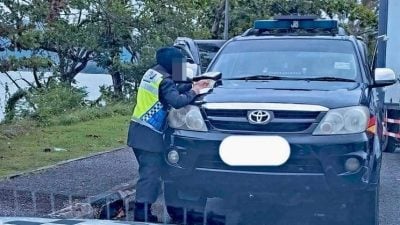 被视为衣着不整  穿圆领衣接JPJ罚单  电召车司机震惊