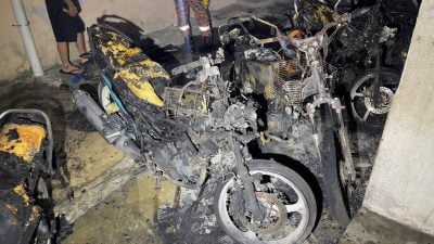 组屋楼下5摩托车被烧毁   原因不详