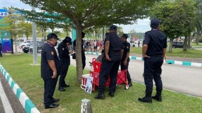 世界摩托车锦标赛馆外   取缔非法摆摊充公物品