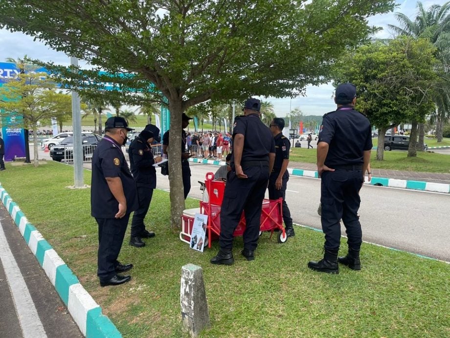 (大都会)MotoGP场外小贩无执照摆摊 物品遭雪邦市议会充公/1图