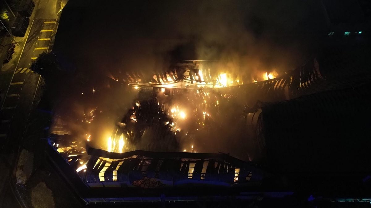 (已签发)大都会:塑料水管厂大火 36消拯员彻夜灌救/2图