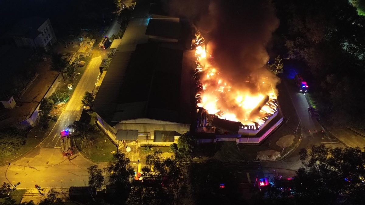 (已签发)大都会:塑料水管厂大火 36消拯员彻夜灌救/2图