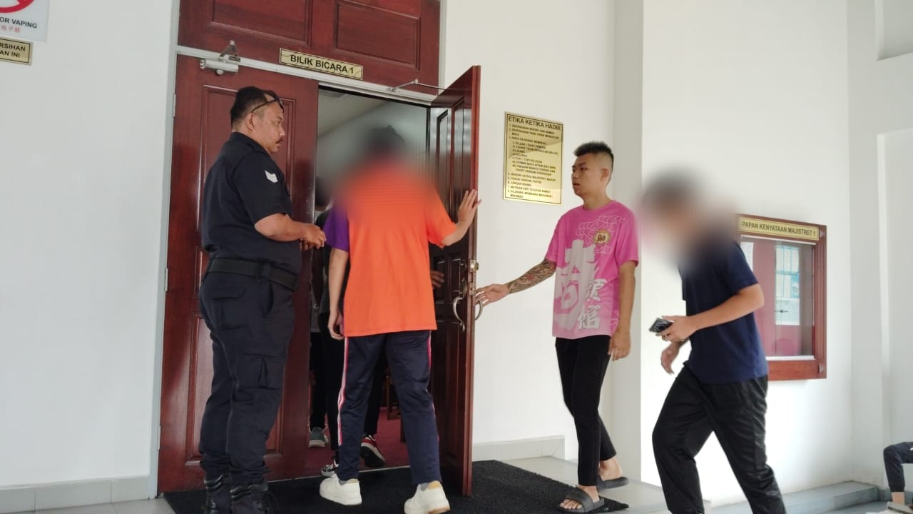 7华青与学生涉群殴 各被控1至3控状