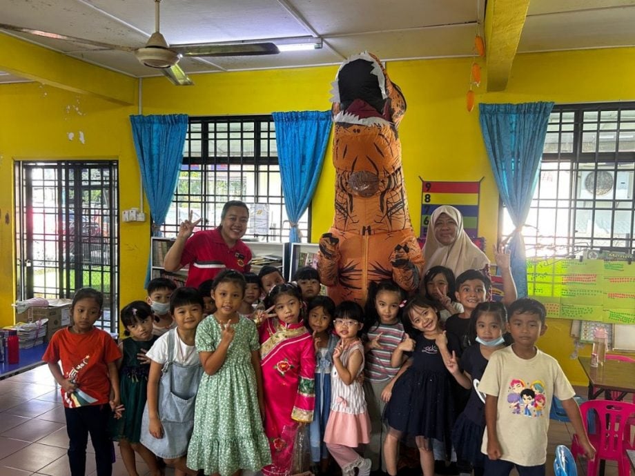 “恐龙校董”入校园   学生笑声响彻泗隆华小