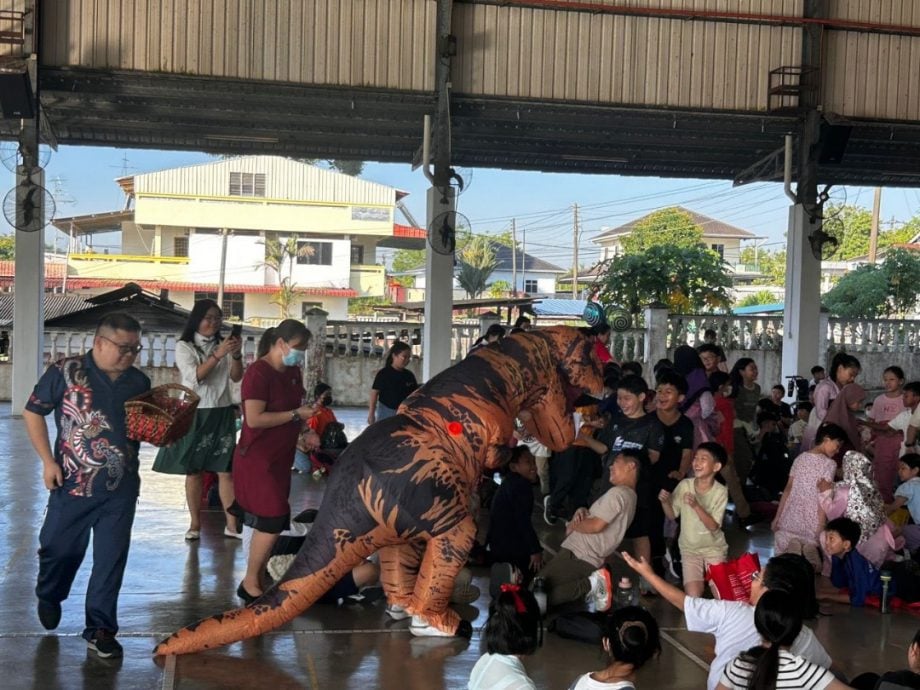 “恐龙校董”入校园   学生笑声响彻泗隆华小