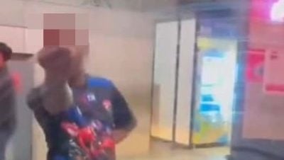 不满无法搭乘巴士 醉酒男狂比不雅手势 拳打巴士恐吓女司机