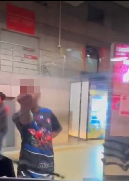 (已签发)柔:不满无法搭乘巴士 醉酒男狂比不雅手势 拳打巴士恐吓女司机