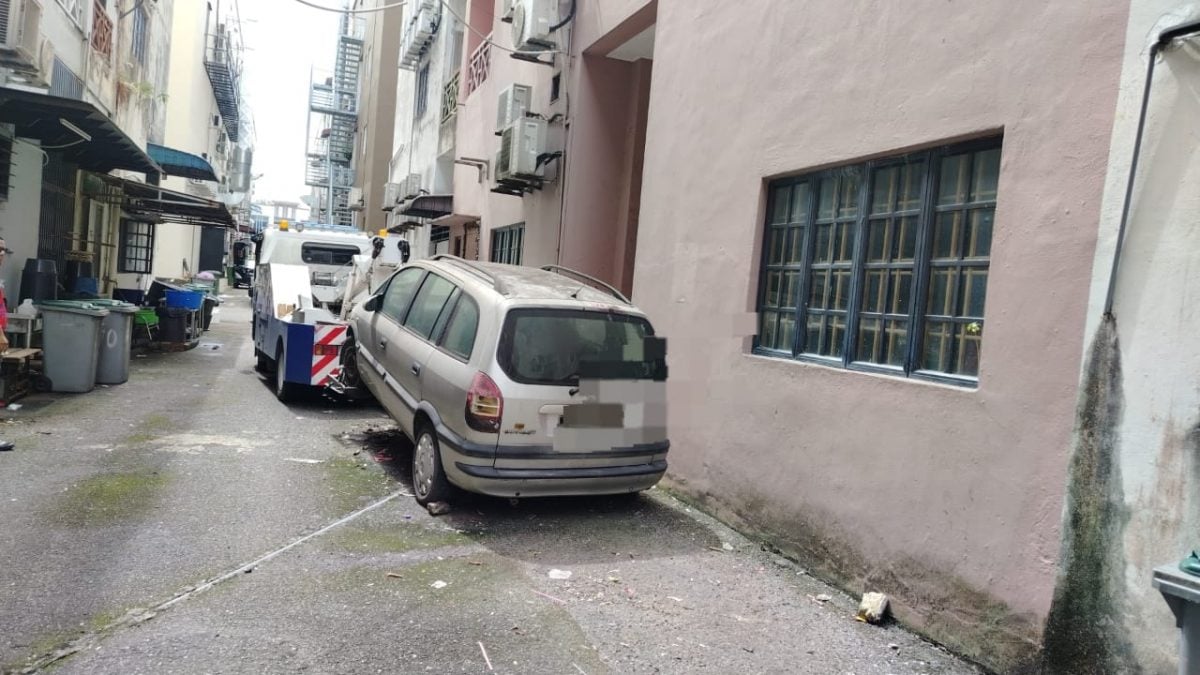 (已签发)柔:古来市议会连续3天执法   拖走占用车位废置车