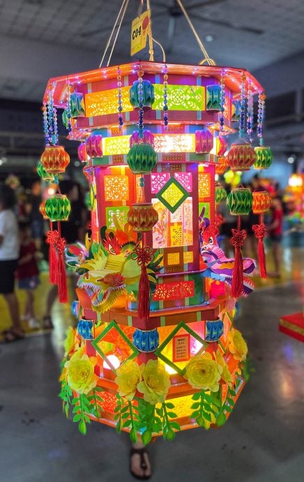 全国灯笼制作比赛   剪纸古典灯笼夺冠