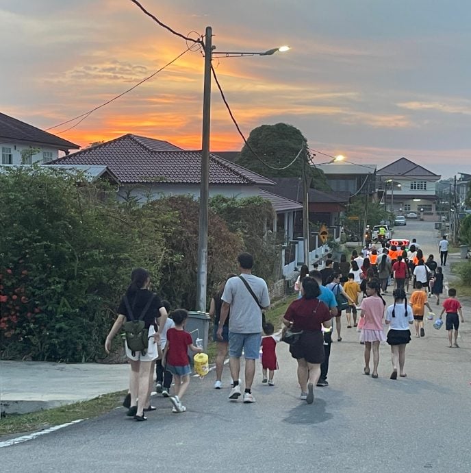 全国灯笼制作比赛   剪纸古典灯笼夺冠