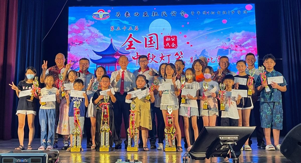 全国灯笼制作比赛   剪纸古典灯笼夺冠