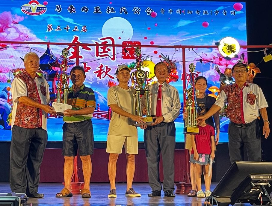 全国灯笼制作比赛   剪纸古典灯笼夺冠