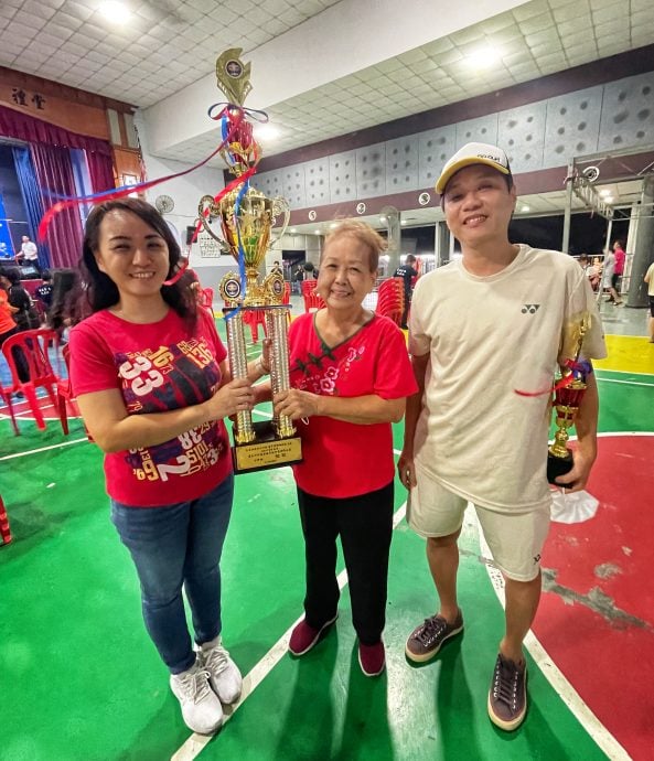 全国灯笼制作比赛   剪纸古典灯笼夺冠