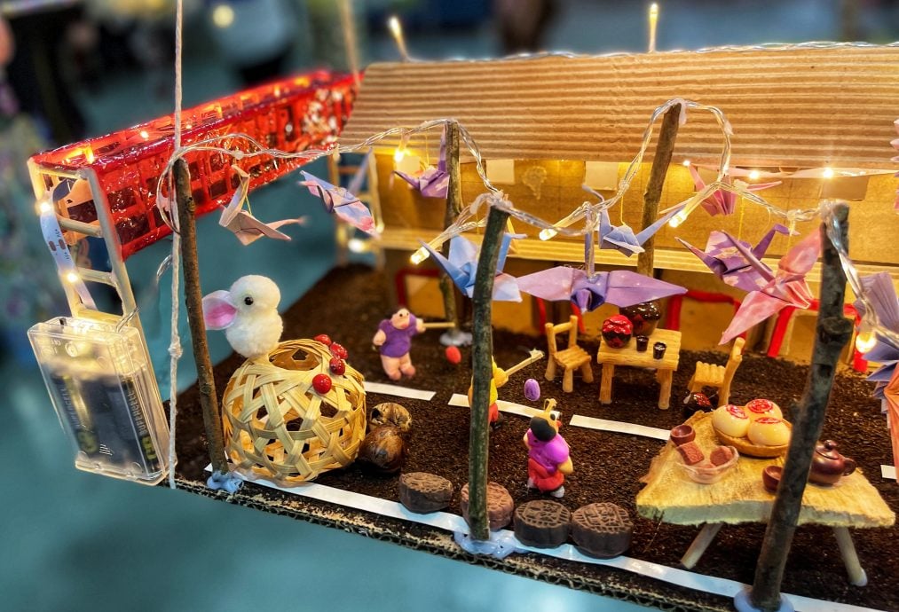 全国灯笼制作比赛   剪纸古典灯笼夺冠