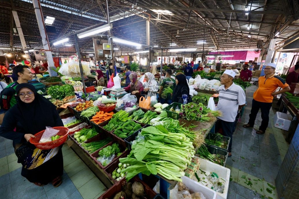 (已签发)柔:嘉福尼巡视古来巴刹   促加快设施改善吸引人流