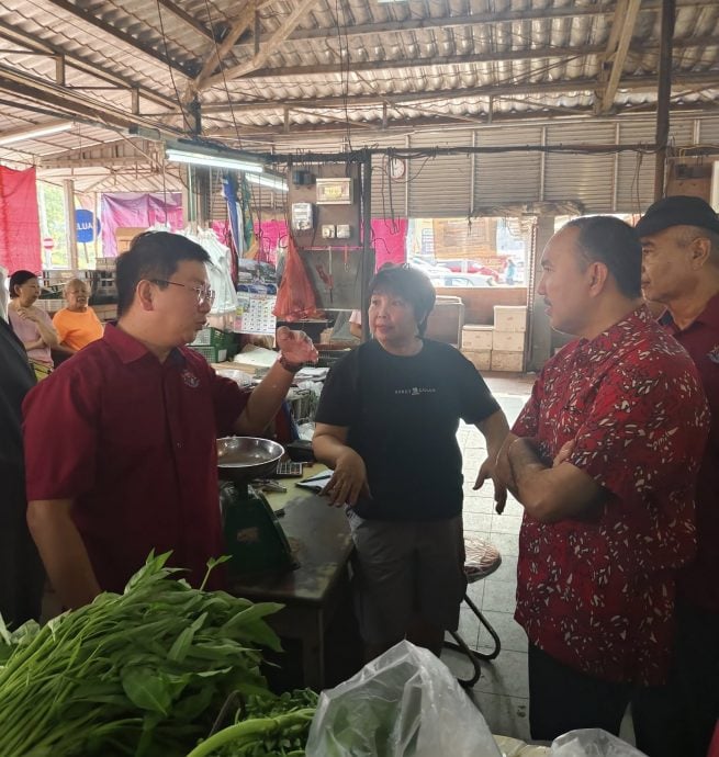 (已签发)柔:嘉福尼巡视古来巴刹   促加快设施改善吸引人流