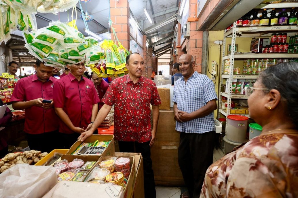 (已签发)柔:嘉福尼巡视古来巴刹   促加快设施改善吸引人流