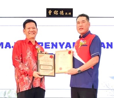 (已签发)柔:士年纳华小欢送校长林顺成荣休   场面温馨难忘
