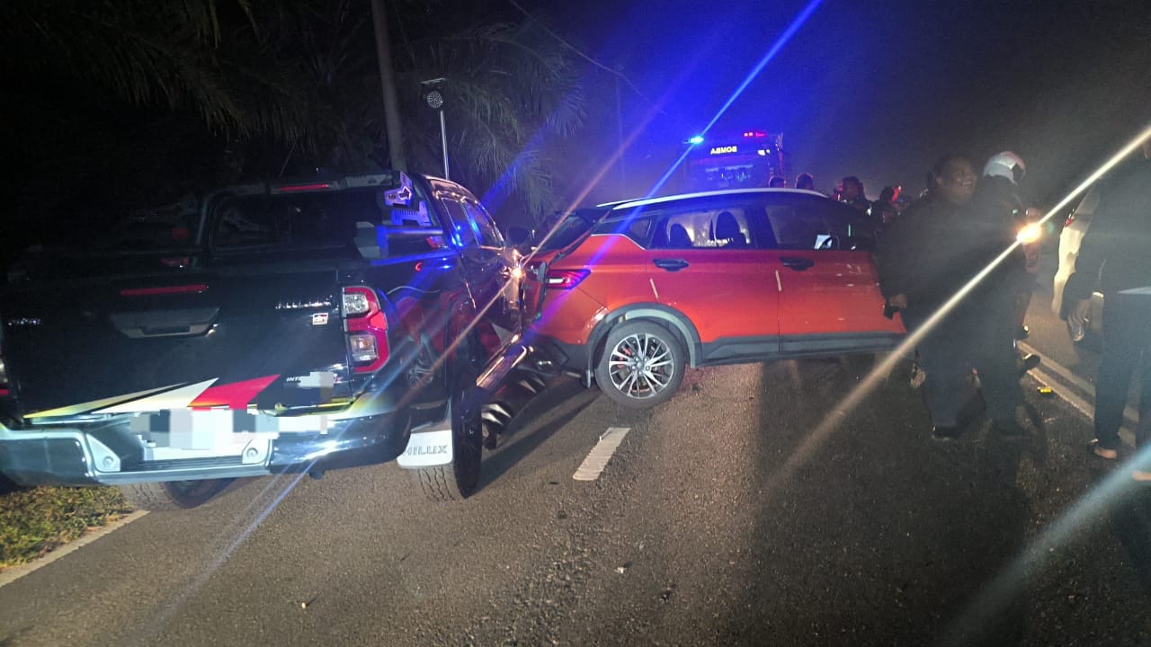 （已签发）柔：新邦令金连环车祸   涉6车4人受伤