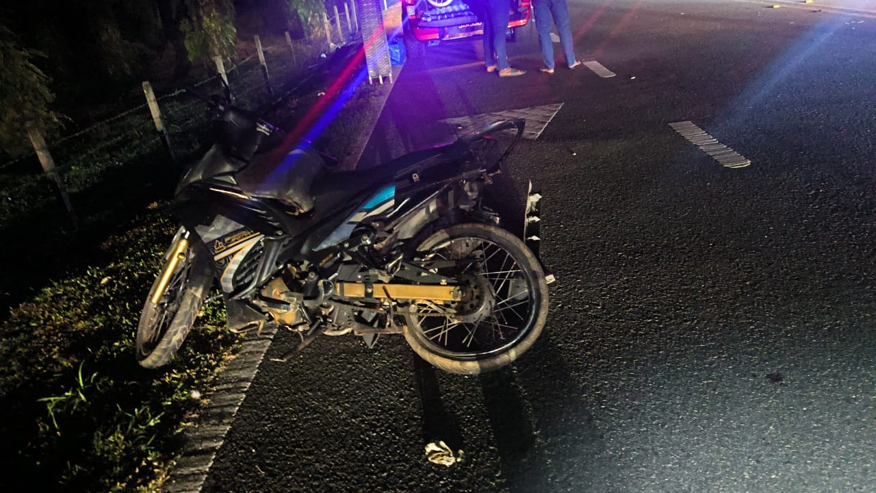 （已签发）柔：新邦令金连环车祸   涉6车4人受伤