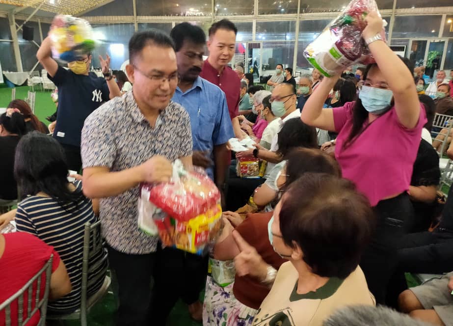 柔佛食物篮关爱援助计划 文打烟州选区315华裔受惠