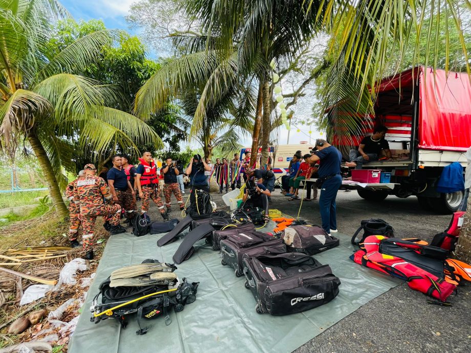 (已签发)柔:汽车不明原因坠河 搜救司机行动进行中