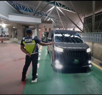 (已签发)柔:涉非法跨境载送 陆交局扣1狮城车