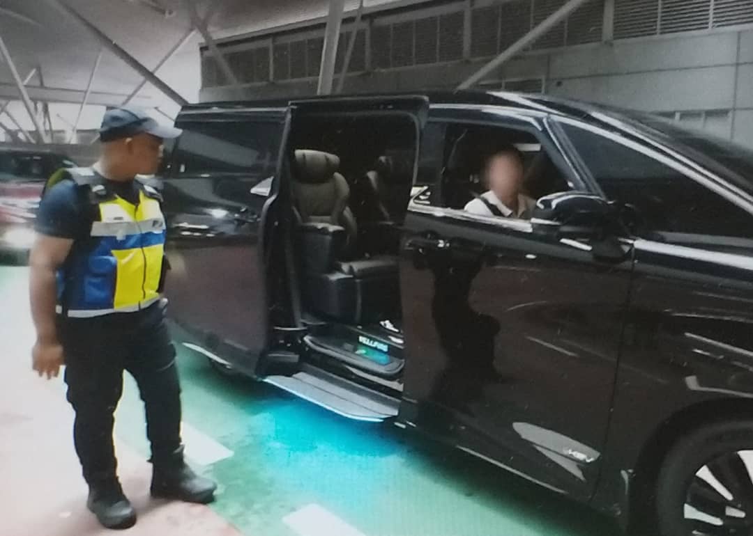 (已签发)柔:涉非法跨境载送 陆交局扣1狮城车