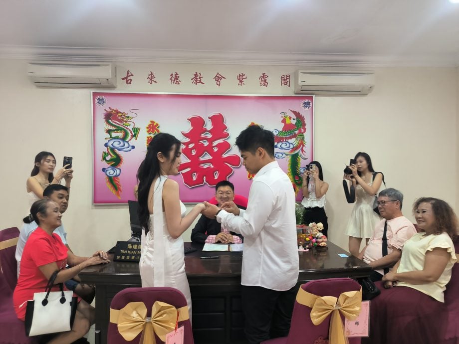 双十日“十全十美”   17对新人紫霭阁注册结婚