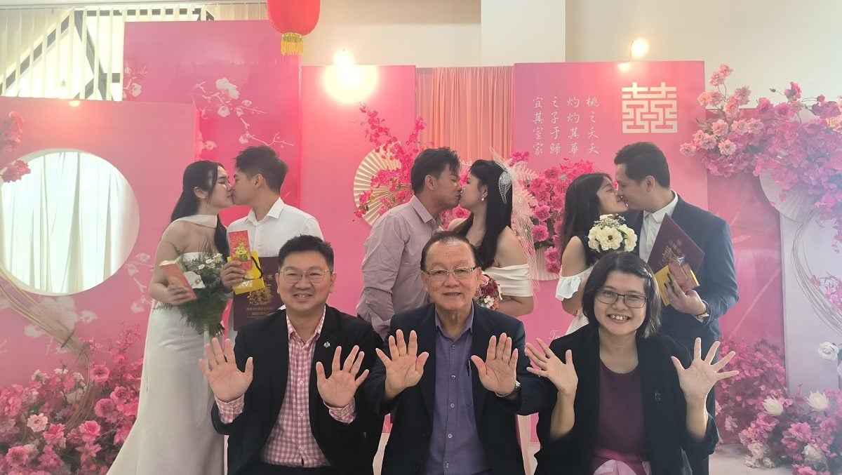 双十日“十全十美”   17对新人紫霭阁注册结婚