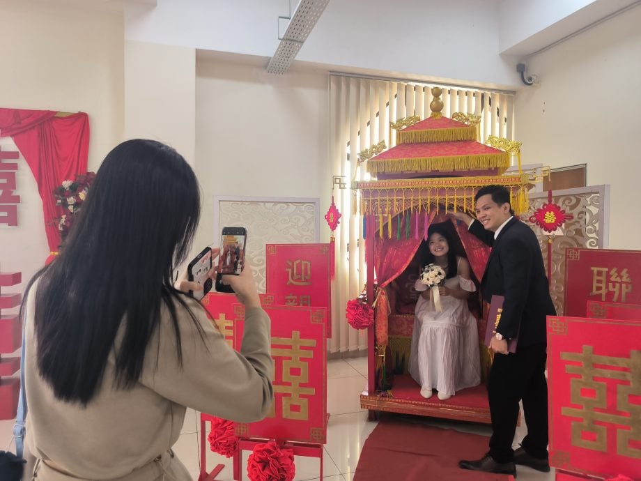 双十日“十全十美”   17对新人紫霭阁注册结婚