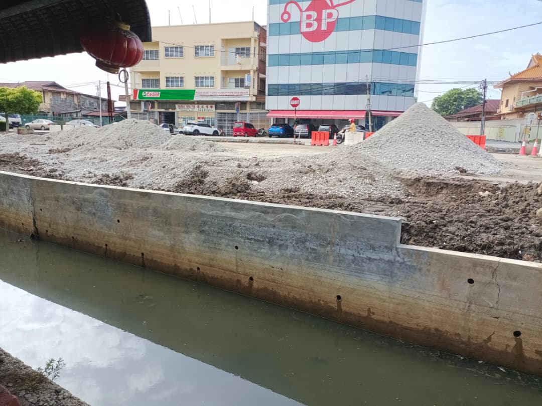 文打烟小贩中心停车区沟墙裂　  修复工程预年底完工