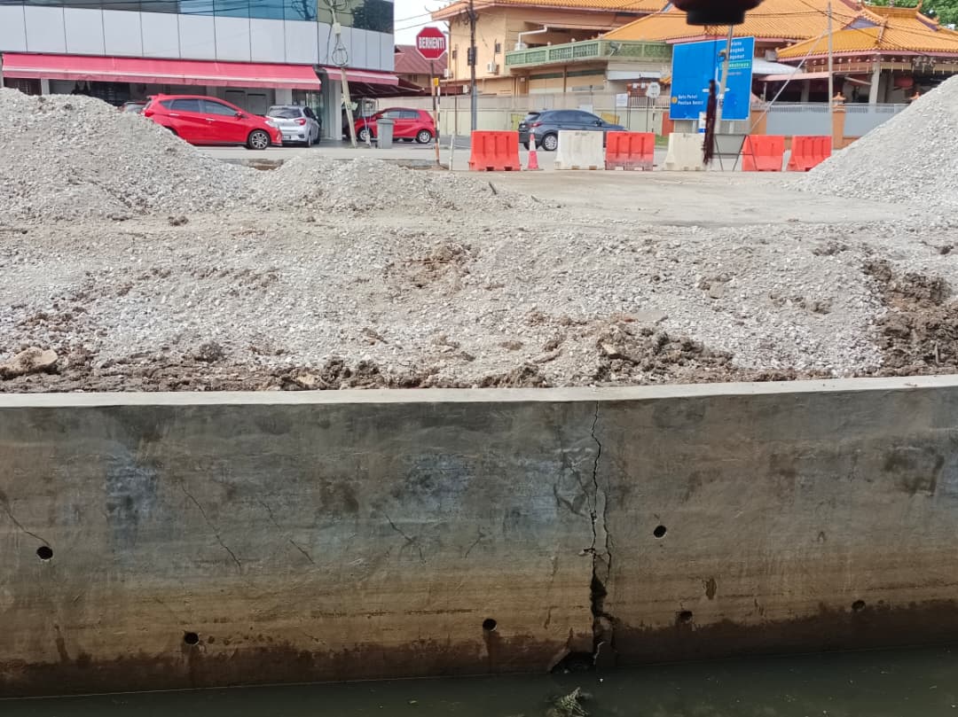 文打烟小贩中心停车区沟墙裂　  修复工程预年底完工