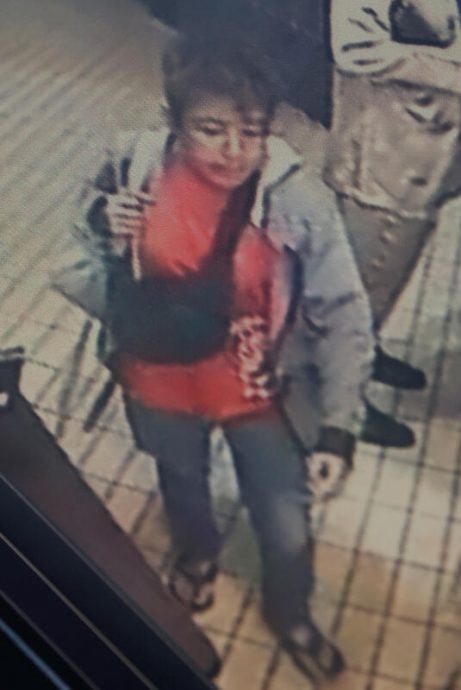 (已签发)柔:狮城二三事:商场宗教活动场所血案 44岁大马女被控 持28公分刀伤2女
