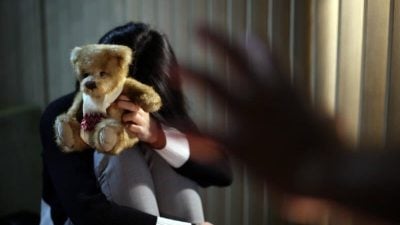 洋汉搞上别家女佣   遭怂恿强奸亲生女