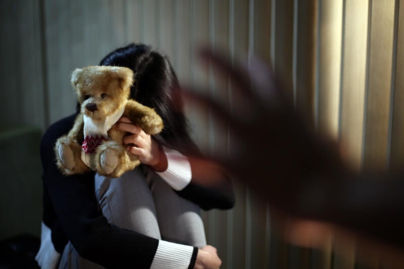 (已签发)柔:狮城二三事:洋汉搞上别家女佣   遭怂恿强奸亲生女
