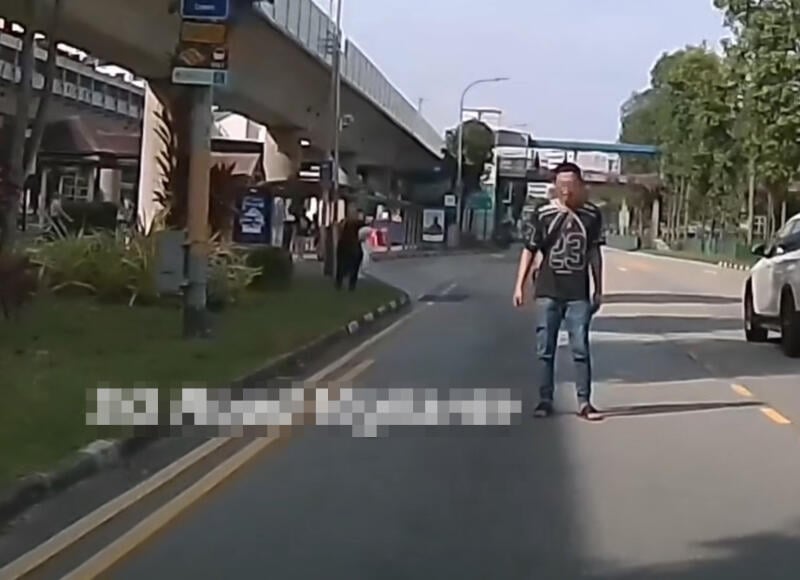 (已签发)柔:狮城二三事:男子站狮城马路中央   疑“求撞”被谴责害人害己