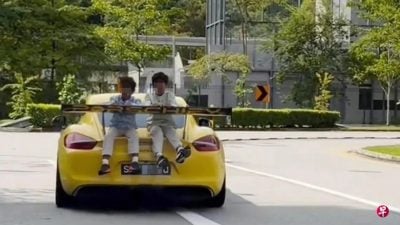 离谱！ 两童坐豪车后车厢“游车河” 家长在旁摄影