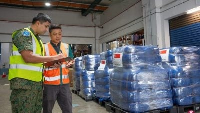越南连遭台风重创  新加坡送逾五公吨物资