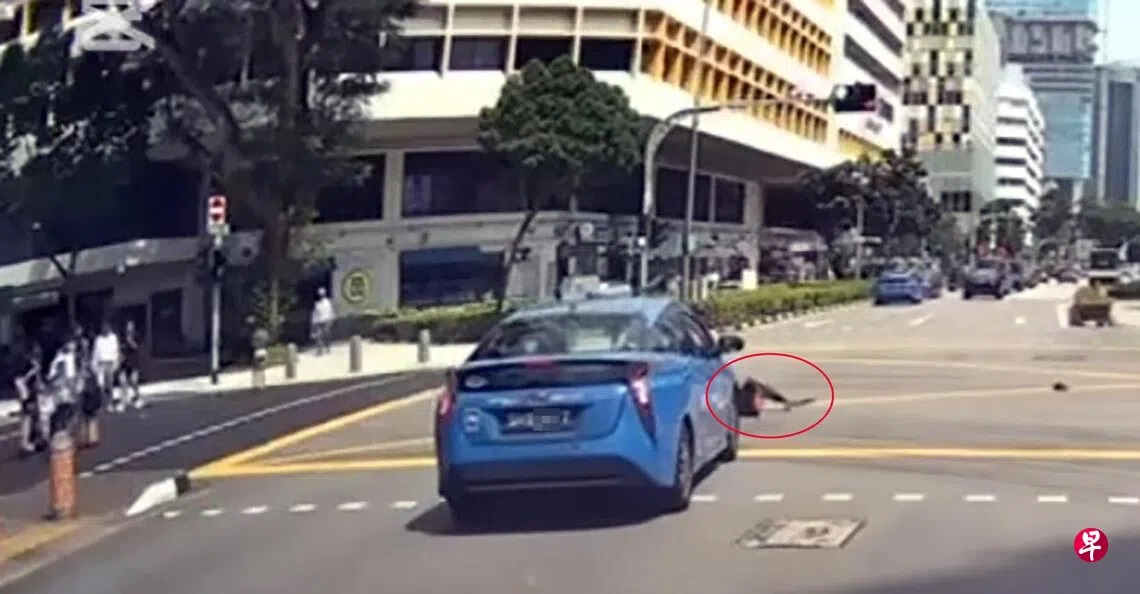 （已签发）柔：狮城二三事：踩滑板车冲过马路 狮城9岁男童遭德士撞飞