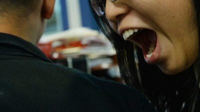 醉女夜店掌掴并图咬女警  被判入狱11周